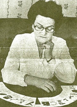 Mariana devant son Oracle spirite jeu du spiritisme