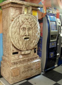 Bocca della verita - la bouche de la vrit - style Zoltar arcade money machine  sous